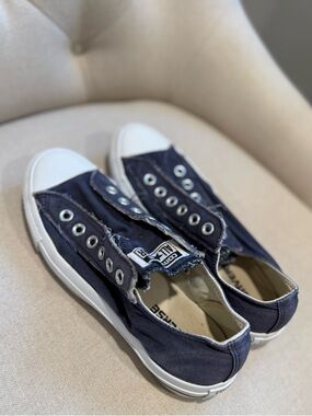 Converse Navy Laceless Canvas Slip-Ons, Women’s Size 7/ Men’s Size 5